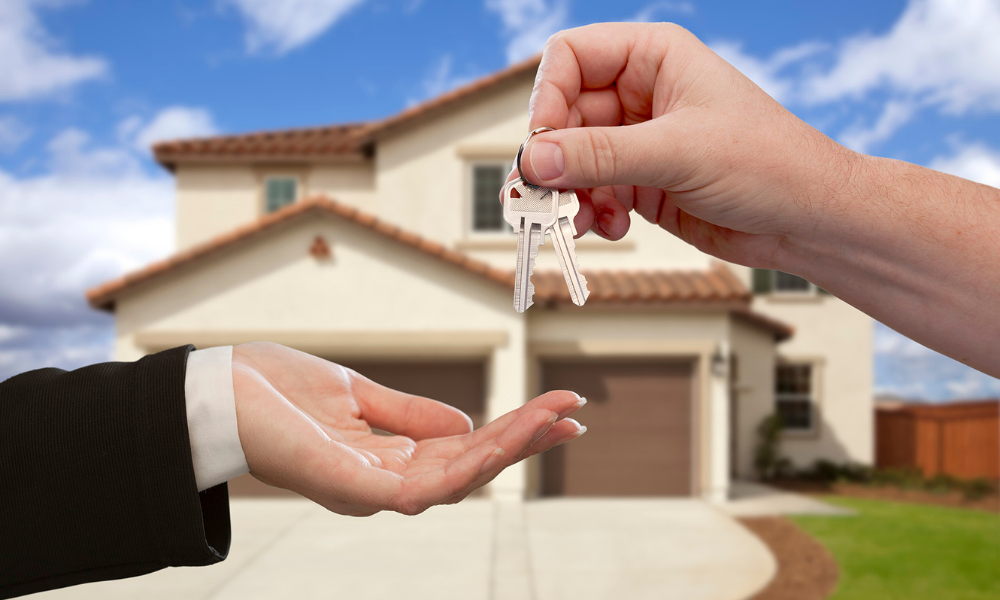 Buyer receiving keys after final payment and inspection in UAE property purchase