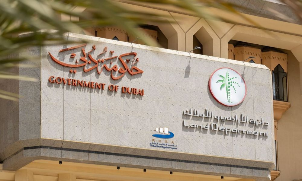 UAE property buyer paying 4% registration fee to Land Department